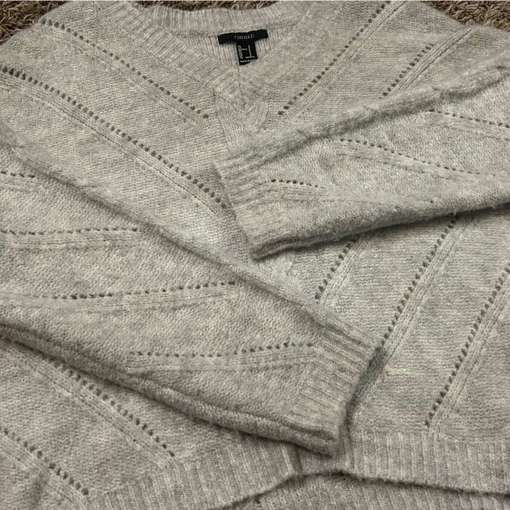 NWOT FOREVER 21 Light Gray V-Neck Sweater - Picture 3 of 7